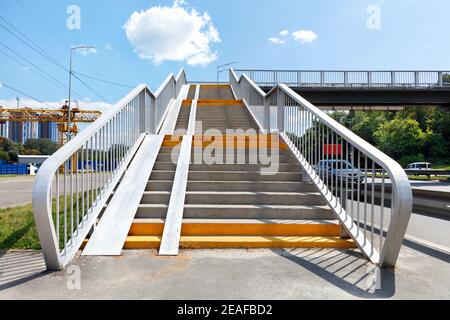 Hohe Treppe, Übergang auf die andere Seite der Autobahn. Stockfoto