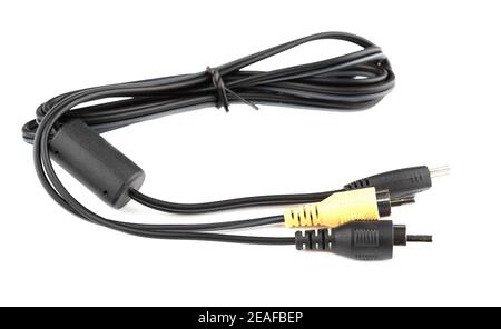 Schwarzes Datenkabel mit Ferritfilter und verschiedenen Steckverbindertypen. Schwarzes Kabel auf weißem Hintergrund. Speicherplatz kopieren. Stockfoto