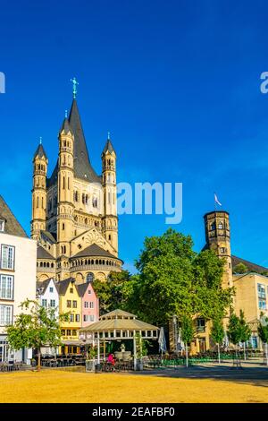 Bunte Fassaden und Turmspitze der St. martin Kirche in köln Stockfoto