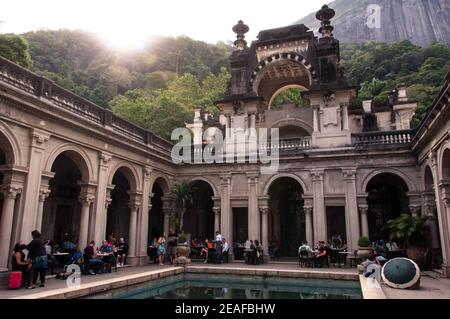 RIO DE JANEIRO, BRASILIEN - 21. JUNI 2015: Innenhof des Herrenhauses des Parque Lage. Visual Arts School und ein Café sind für die Öffentlichkeit zugänglich. Stockfoto