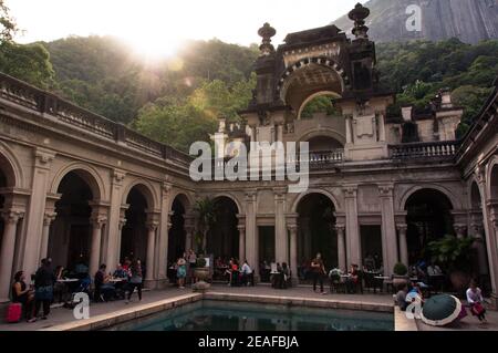 RIO DE JANEIRO, BRASILIEN - 21. JUNI 2015: Innenhof des Herrenhauses des Parque Lage. Visual Arts School und ein Café sind für die Öffentlichkeit zugänglich. Stockfoto