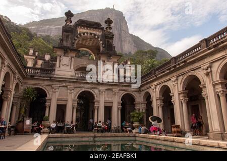 RIO DE JANEIRO, BRASILIEN - 21. JUNI 2015: Innenhof des Herrenhauses des Parque Lage. Visual Arts School und ein Café sind für die Öffentlichkeit zugänglich. Stockfoto