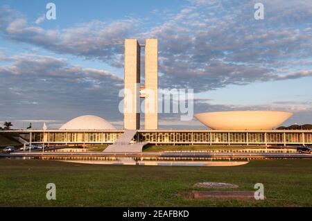 BRASILIA, BRASILIEN - 3. JUNI 2015: Brasilianischer Nationalkongress. Das Gebäude wurde von Oscar Niemeyer im modernen brasilianischen Stil entworfen. Stockfoto