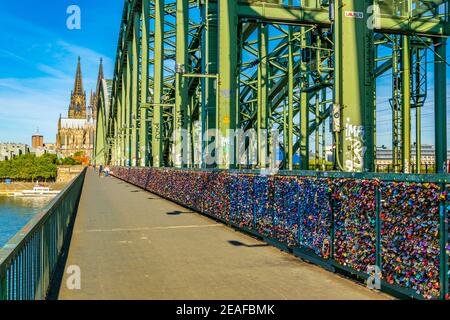 Detail der Liebesschlösser auf der Hohenzollernbrücke in Köln mit dem Dom im Hintergrund, Deutschland Stockfoto