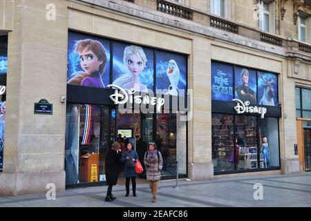 PARIS, FRANKREICH - 10. DEZEMBER 2019: Leute kaufen im Disney Store in der Avenue Champs-Elysees, Paris, Frankreich ein. Die Avenue des Champs-Elysees ist eine der schönsten Stockfoto