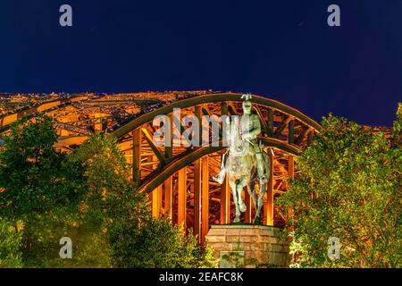 Nachtansicht der Hohenzollernbrücke hinter der Statue von Kaiser Wilhelm II. In köln, Deutschland Stockfoto