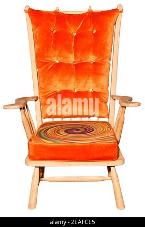 Schöner bequemer Holzsessel mit befestigten weichen Kissen auf der Rückseite und dem Sitz. Leuchtendes orangefarbenes Muster in Velours-Qualität. Stockfoto