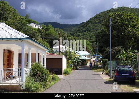 Deshaies, Guadeloupe. Typische Ortsstraße auf der Insel Basse-Terre. Stockfoto