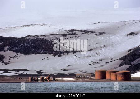 Silos und ein Haus einer ehemaligen Walfangfabrik Whalers Bay in Deception Island in der Antarktis Stockfoto