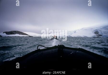 Zwei Zodiacs, die über Wasser rasenden, um einen Besuch abzustatten An Land auf der Antarktis Stockfoto