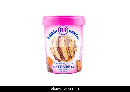 Baskin Robibns Gold Medal Ribbon Ice Cream Eimer auf weißem Hintergrund. Stockfoto
