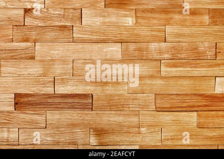 Schöne Wand aus geplatzte Holzplanken, natürliche Textur und Hintergrund. Das Mosaik ist horizontal angelegt, wobei die Planken eng aneinander liegen. Stockfoto