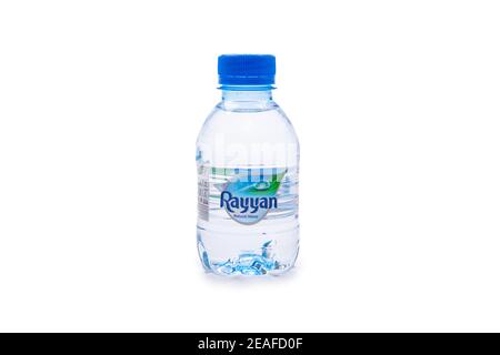 Rayyan natürliches Wasser Flasche Pack auf isoliertem Hintergrund Stockfoto