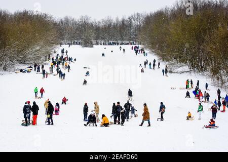 Berlin, Deutschland. Februar 2021, 09th. Deutschland, Berlin, 09. Februar 2021: Auf einem Hang am Berliner Drachenberg schlitten die Menschen. Ein Wetterphänomen, die Polarwirbelspaltung genannt, brachte Schnee und eisige Winde nach Berlin und Brandenburg mit Temperaturen weit unter dem Gefrierpunkt. (Foto: Jan Scheunert/Sipa USA) Quelle: SIPA USA/Alamy Live News Stockfoto