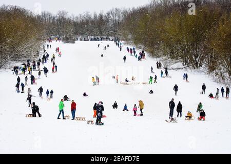 Berlin, Deutschland. Februar 2021, 09th. Deutschland, Berlin, 09. Februar 2021: Auf einem Hang am Berliner Drachenberg schlitten die Menschen. Ein Wetterphänomen, die Polarwirbelspaltung genannt, brachte Schnee und eisige Winde nach Berlin und Brandenburg mit Temperaturen weit unter dem Gefrierpunkt. (Foto: Jan Scheunert/Sipa USA) Quelle: SIPA USA/Alamy Live News Stockfoto