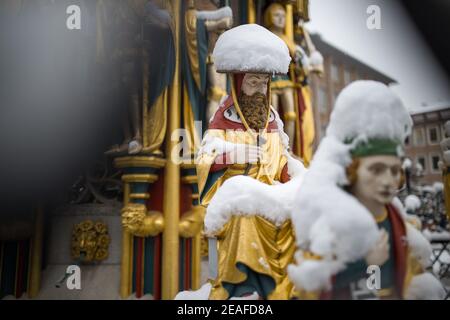 Nürnberg, Deutschland. Februar 2021, 09th. Die Figuren auf dem "schönen Brunnen" auf dem Hauptmarkt in der Altstadt sind mit Schnee bedeckt. Die Figuren sollen die Weltanschauung des Heiligen Römischen Reiches im Mittelalter darstellen. Der schöne Brunnen wurde auf Wunsch von Kaiser Karl IV. Im letzten Jahrzehnt des 14th. Jahrhunderts erbaut. Quelle: Daniel Karmann/dpa/Alamy Live News Stockfoto