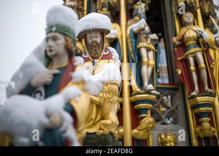 Nürnberg, Deutschland. Februar 2021, 09th. Die Figuren auf dem "schönen Brunnen" auf dem Hauptmarkt in der Altstadt sind mit Schnee bedeckt. Die Figuren sollen die Weltanschauung des Heiligen Römischen Reiches im Mittelalter darstellen. Der schöne Brunnen wurde auf Wunsch von Kaiser Karl IV. Im letzten Jahrzehnt des 14th. Jahrhunderts erbaut. Quelle: Daniel Karmann/dpa/Alamy Live News Stockfoto