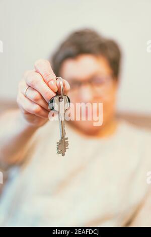 Nahaufnahme einer reifen Frau mit ein paar Schlüsseln Von ihrem neuen Haus oder Haus oder etwas Eigentum - Unabhängiger Senior Stockfoto