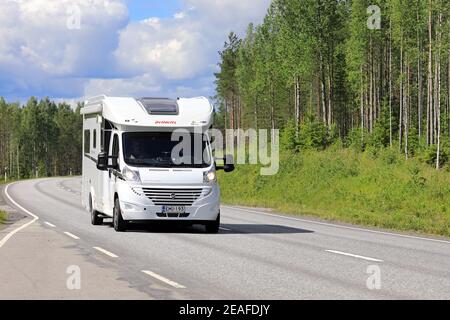 White Dethleffs Vorteil Wohnmobil oder Wohnmobil unterwegs entlang der Autobahn in Mittelfinnland an einem sonnigen Sommertag. Keuruu, Finnland. Juli 7, 2017. Stockfoto