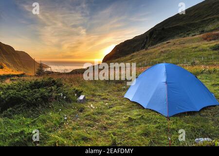 Hoddevik, Norwegen. Camping in Hoddevik, Stadlandet Halbinsel Nordjord Bezirk. Blaues Zelt. Stockfoto