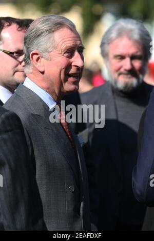 Der britische Prinz Charles, links, besucht ein Willkommensprogramm während seines Besuchs in Hostetin, dem umweltfreundlichen Dorf in Südmähren, am Montag, Stockfoto