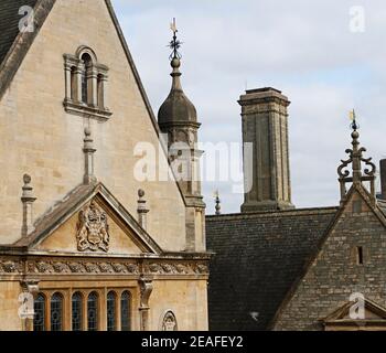 Dachtürme und Wetterflügel auf Gebäuden in der englischen Universitätsstadt. Historisch renommierte Architektur in Oxfordshire, England Stockfoto