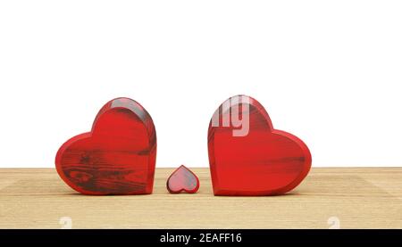 Drei liebevolle Herzen auf einem Holztisch isoliert weiß. Das Konzept der Eltern und Kinder Familie Werte Stockfoto