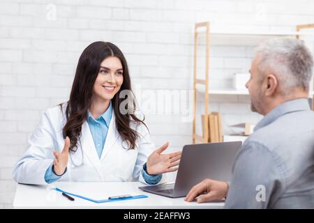 Patientenberatung, Untersuchung in der Klinik und Facharzt Stockfoto