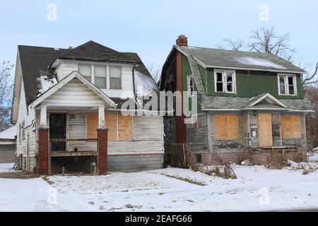 Zwei Detroit Franklin Park verlassenen Wohnungen im Winter Stockfoto