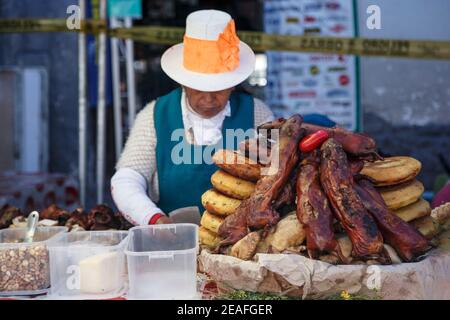 Chiriuchu platter und Frau Anbieter, Chiriuchu Festival, Fronleichnam, Feier, Cusco, Peru Stockfoto