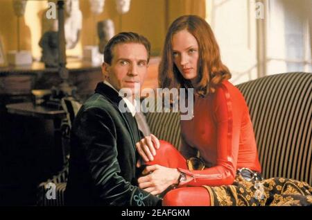 THE AVENGERS 1998 Warner Bros. Film mit Uma Thurman und Ralph Fiennes Stockfoto