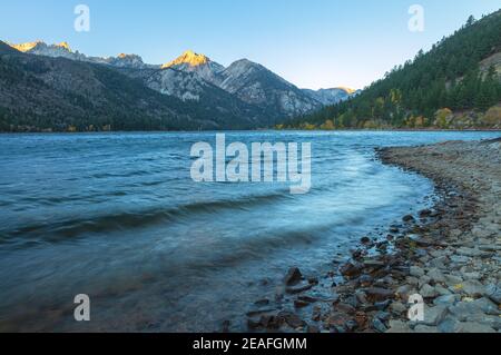 Malerische Aussicht auf Twin Lakes, Bridgeport, Kalifornien, USA, an einem windigen Herbstmorgen. Stockfoto