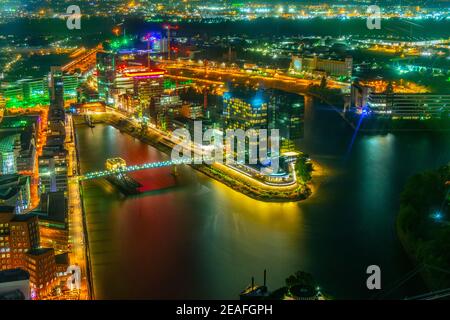 Luftaufnahme des beleuchteten hafenviertels in Düsseldorf, Deutschland Stockfoto