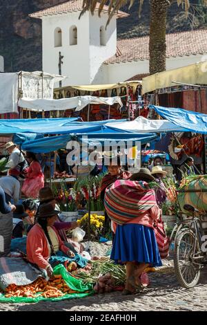 Sonntagsmarkt, Bell Turm von San Pedro Apostol (St. Peter der Apostel) Kirche im Hintergrund, Pisac, Cusco, Peru Stockfoto