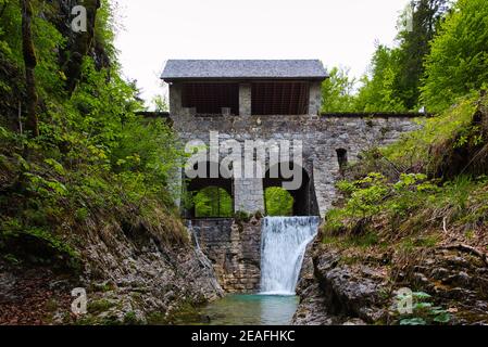 Wasserbarrieren, Klavze unesco-Weltkulturerbe in Idrija, Slowenien Stockfoto