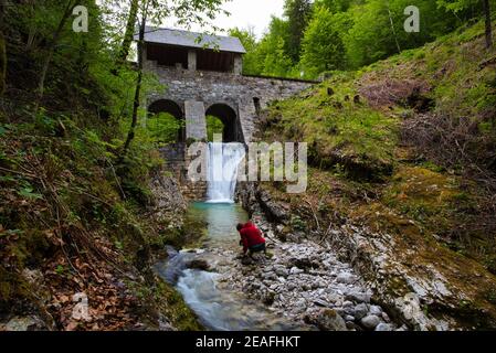 Fotograf macht Fotos von Wasserbarrieren, Klavze unesco-Weltkulturerbe in Idrija , Slowenien Stockfoto