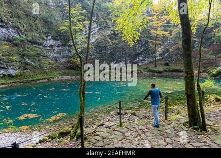 Mann genießen Blick auf Wild Lake in der Nähe von Idrija Stockfoto