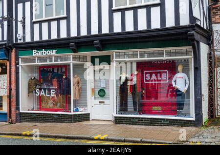 Chester; UK: Jan 29, 2021: Der Barbour Store auf St Werburgh Street hat Schaufensterdisplays, die einen Verkauf annoncieren. Sie sind derzeit aufgrund von Stockfoto