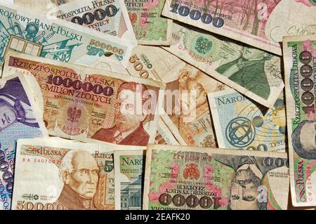 Viele polnische Zloty-Banknoten verteilen sich auf einem Tisch und werden direkt von oben betrachtet. Stockfoto