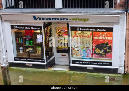 Chester; Großbritannien: 29. Jan 2021: Eine Filiale des Vitamin Shops in der Watergate Street. Stockfoto