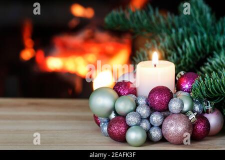 Kerzenhalter aus Glaskugeln. Schöne Tischdekoration für Weihnachten und Karneval. Stockfoto