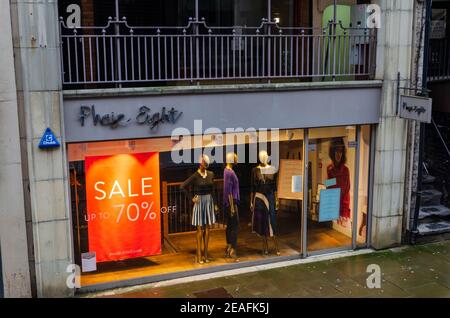 Chester; UK: Jan 29, 2021: Der Phase Eight Store in der Watergate Street hat Schaufensterdisplays, die einen Verkauf mit bis zu 70% Rabatt anzeigen. Sie sind derzeit Tem Stockfoto