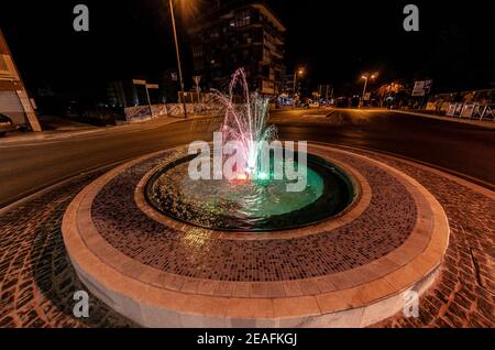 Beleuchtete italienische tricolor Brunnen in einem städtischen Zentrum Stockfoto