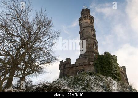 Ein Blick auf das Nelson Monument auf Calton Hill in Edinburgh, Großbritannien Stockfoto