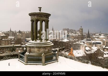 Ein Blick vom Calton Hill auf ein schneebedecktes Edinburgh Stockfoto