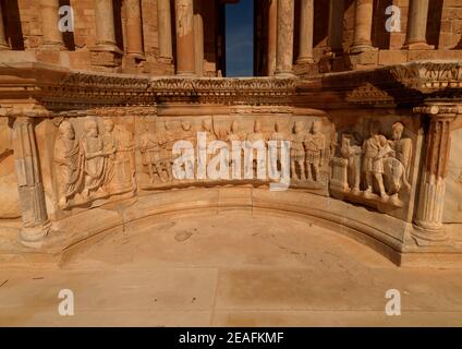 Bas Relief unter Theater in der alten römischen Stadt, Tripolitania, Sabratha, Libyen Stockfoto