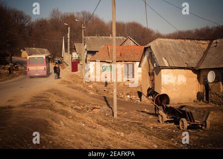 SEREDNIE, UKRAINE - 09. MÄRZ 2011: Roma-Dorfleben in Armut und Elend Stockfoto