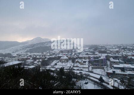 Ein Blick auf Arthur's Seat und die Edinburgh Crags von Calton Hill. Stockfoto