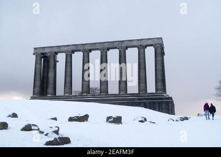 Ein Blick auf das National Monument nach einem starken Schneefall, auf dem Calton Hill in Edinburgh, Schottland Stockfoto