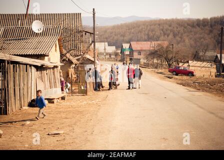 SEREDNIE, UKRAINE - 09. MÄRZ 2011: Tag frei in armen und abgelegenen Roma-Dorf Stockfoto